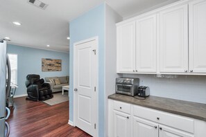 Interior - 3br 2.5ba Full Home, Short Straight Walk to Beach (Galveston)