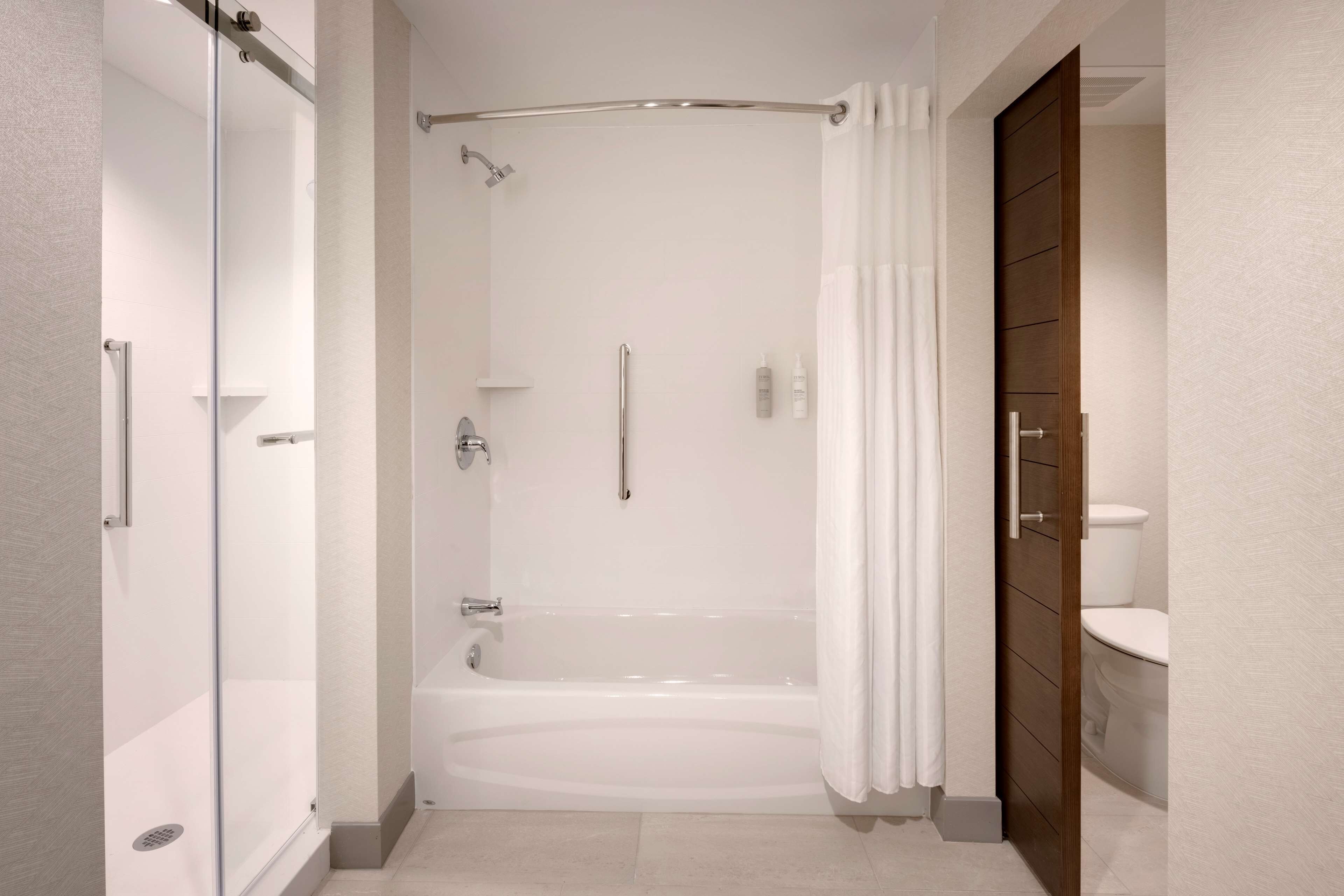 studio suite, 1 king bed | bathroom | combined shower/bathtub, towels