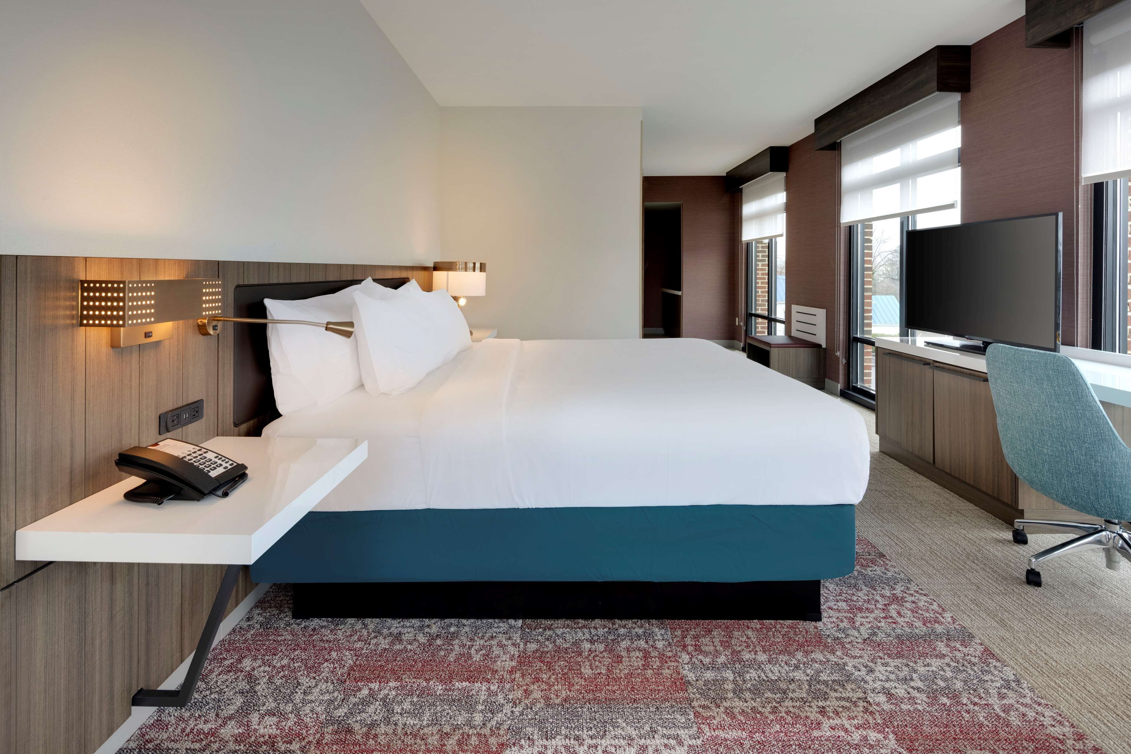 deluxe room, 1 king bed, city view | desk, laptop workspace, blackout curtains, iron/ironing board