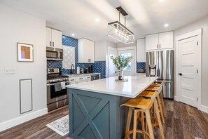 Fridge, microwave, oven, stovetop - Elegant 2BR Ferndale Cottage! Welcome! (Ferndale)