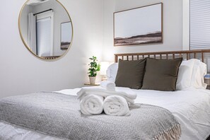 2 bedrooms, iron/ironing board, WiFi, bed sheets - Elegant 2BR Ferndale Cottage! Welcome! (Ferndale)