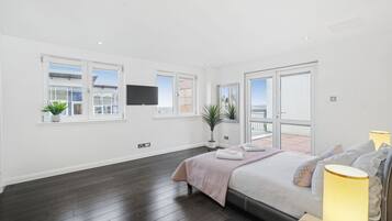 3 bedrooms, desk, iron/ironing board, free WiFi