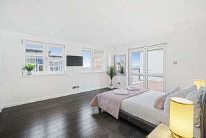 3 bedrooms, desk, iron/ironing board, free WiFi