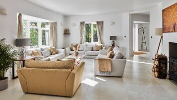 Smart TV, DVD player, table tennis, stereo