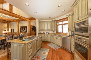Fridge, microwave, oven, stovetop - Beavers Lodge: Hot Tub, Sauna, Walk to 4 O'Clock Run, Gas Grill & Pool Table (Breckenridge)
