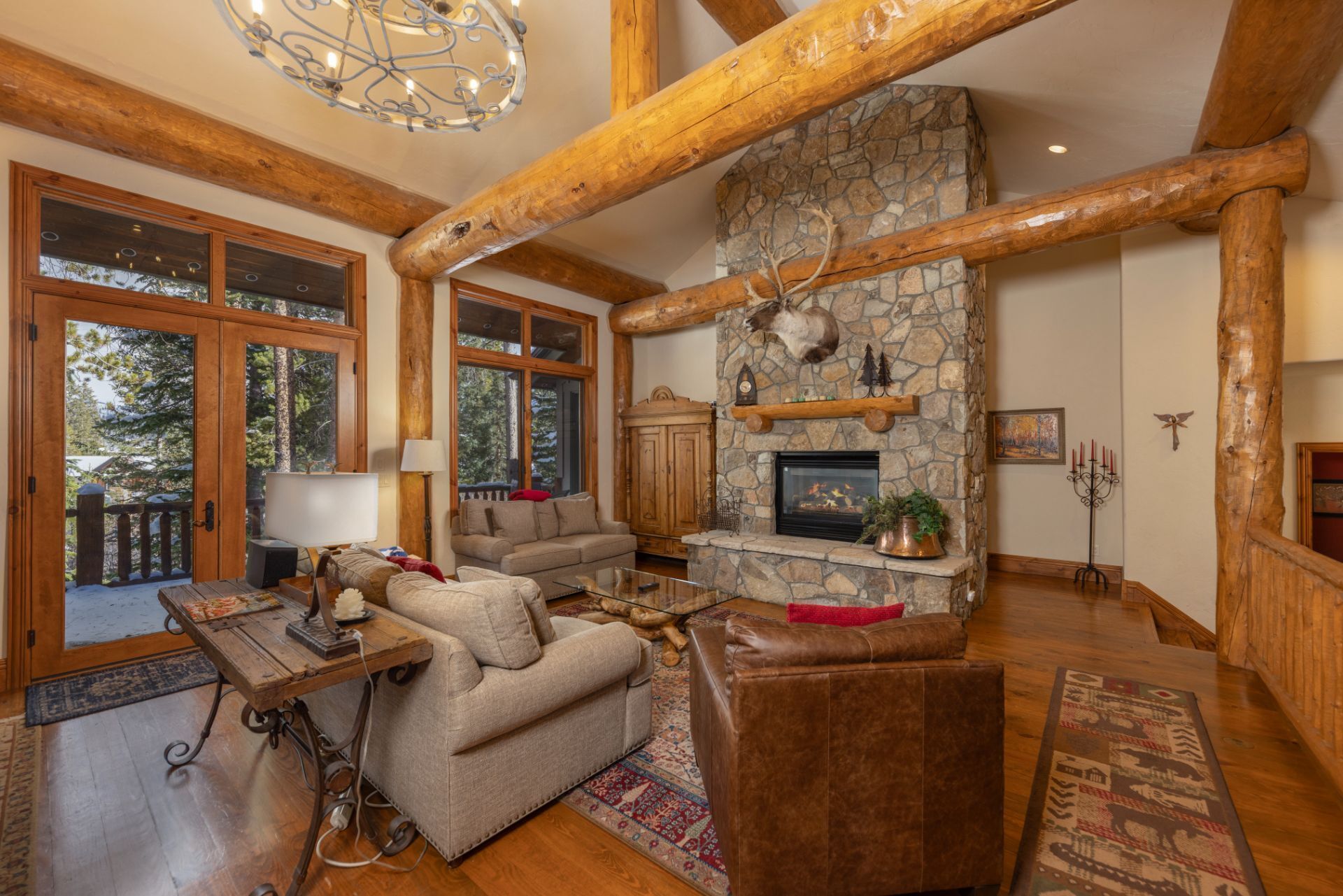 Télévision, cheminée, table de tennis de table