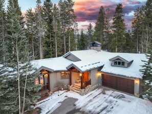 Exterior - Beavers Lodge: Hot Tub, Sauna, Walk to 4 O'Clock Run, Gas Grill & Pool Table (Breckenridge)