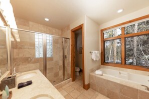 Shower, hair dryer, towels - Beavers Lodge: Hot Tub, Sauna, Walk to 4 O'Clock Run, Gas Grill & Pool Table (Breckenridge)
