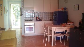 Réfrigérateur, micro-ondes, plaque de cuisson, lave-vaisselle