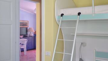 2 chambres, fer et planche Ă repasser