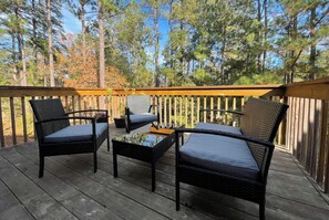 Property grounds - A Home in One ⛳️ Sleeps 10 & 🎱 Table! (West End)