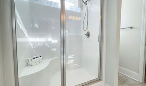 Combined shower/tub, towels, toilet paper - A Home in One ⛳️ Sleeps 10 & 🎱 Table! (West End)