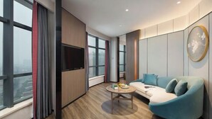 Een moderne woonkamer met een bank, salontafel en televisie.