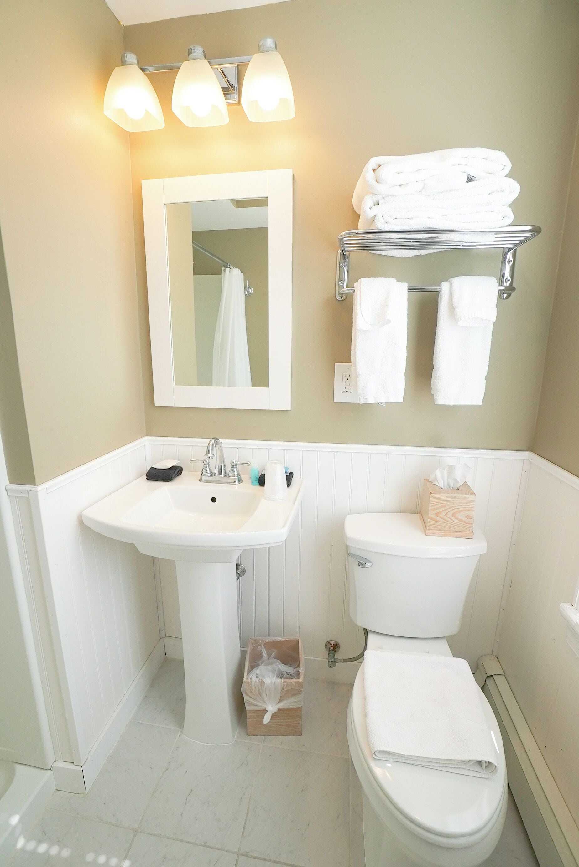 deluxe double room | bathroom | shower, hair dryer, towels