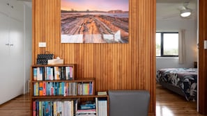 4 bedrooms, free WiFi - Jenkins Beach House Galwad y mor Call of the Sea (TOMAKIN)