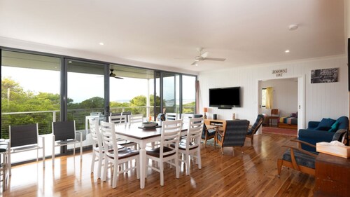 Jenkins Beach House Galwad y mor Call of the Sea