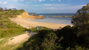 Beach nearby - Jenkins Beach House Galwad y mor Call of the Sea (TOMAKIN)