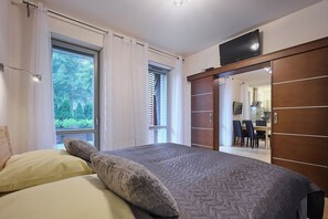 Tabla de planchar con plancha, wifi gratis y ropa de cama