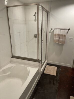 Tina con regadera, toallas, jabón, papel de baño 