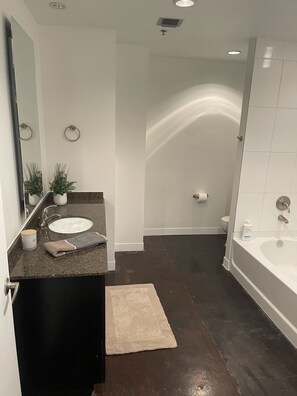 Kombinert dusj/badekar, håndklær, såpe og toalettpapir