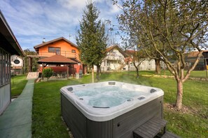 Outdoor spa tub - House Pepica With Hot Tub (Kraljevec na Sutli)