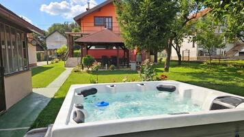 Bain à remous extérieur