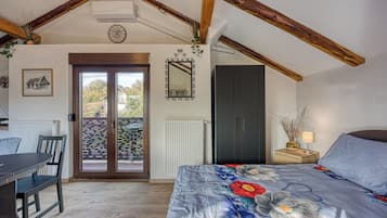 2 bedrooms, iron/ironing board, free WiFi, bed sheets