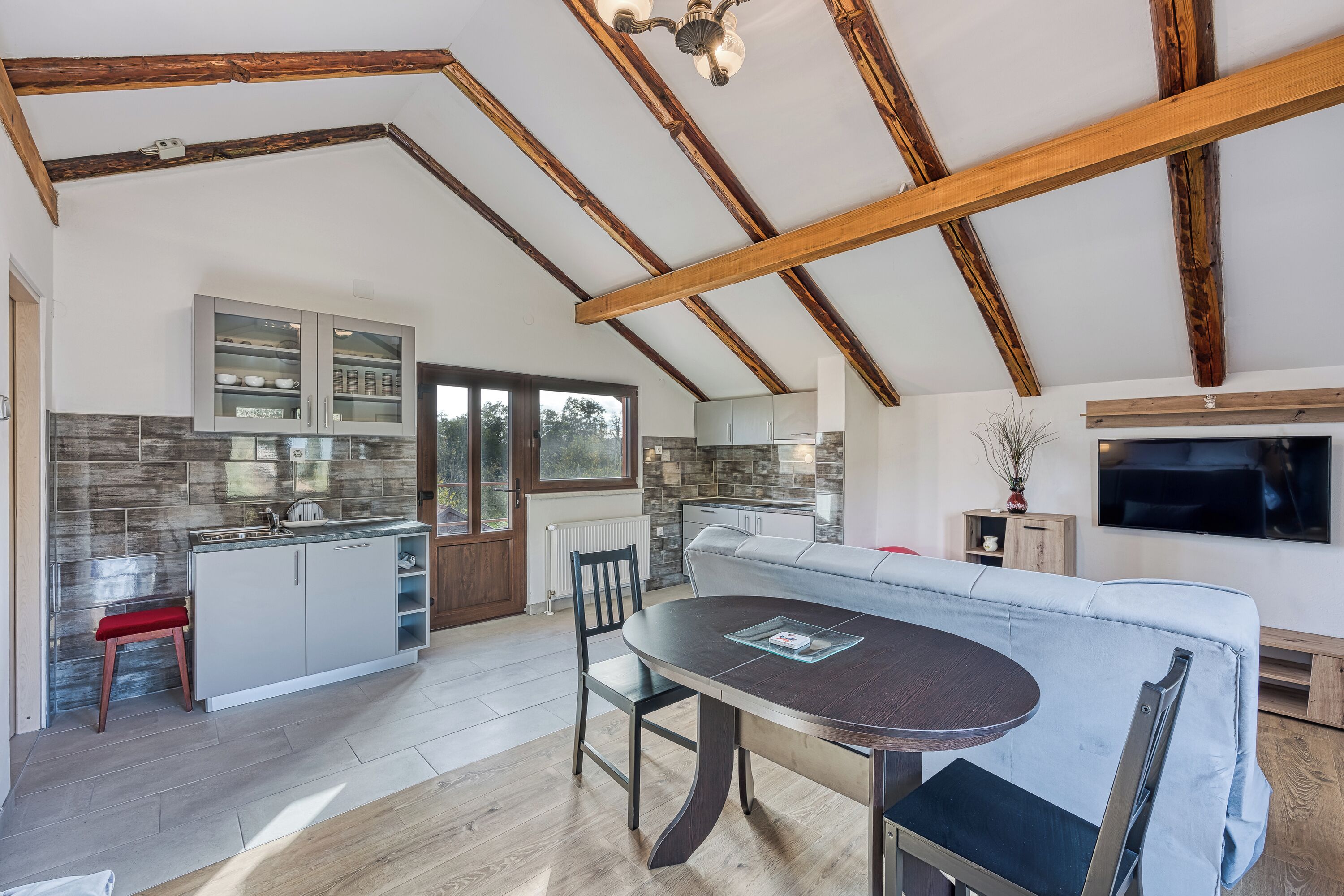 تلفزيون بشاشة مسطحة بحجم 21-بوصة يعرض قنوات تلفزيونية رقمية، تلفزيون