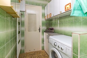 Casa familiar, 2 dormitoris, 2 banys (House Pepica With Hot Tub) | Interior