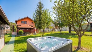 Familiehus, 1 soverom, 2 bad (House Pepica with Jacuzzi in Zagorje) | Utendørs boblebad