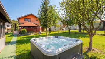 Casa familiar, 1 dormitori, 2 banys (House Pepica with Jacuzzi in Zagorje) | Banyera d'hidromassatge a l'aire lliure