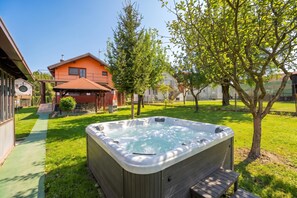 Casa familiar, 1 dormitori, 2 banys (House Pepica with Jacuzzi in Zagorje) | Banyera d'hidromassatge a l'aire lliure