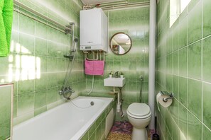 Casa familiar, varias habitaciones, 2 baños (House Pepica With Hot Tub) | Baño | Tina con regadera, secadora de cabello, toallas, jabón 