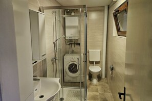 Nhà dành cho gia đình, nhiều phòng ngủ, 2 phòng tắm (House Pepica With Hot Tub) | Phòng tắm | Vòi sen/bồn tắm kết hợp, máy sấy tóc, khăn tắm, xà phòng 