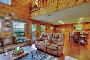 Smart TV, fireplace, video games, DVD player - Cleaning fee waived with 6 night stay!! (Gatlinburg)