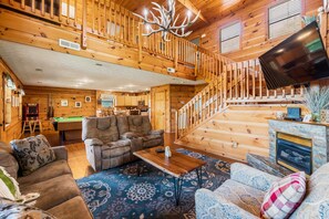 Smart TV, fireplace, video games, DVD player - Cleaning fee waived with 6 night stay!! (Gatlinburg)