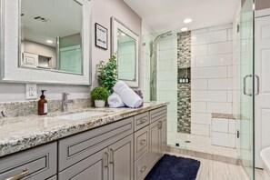 Bañera, secador de pelo, toallas