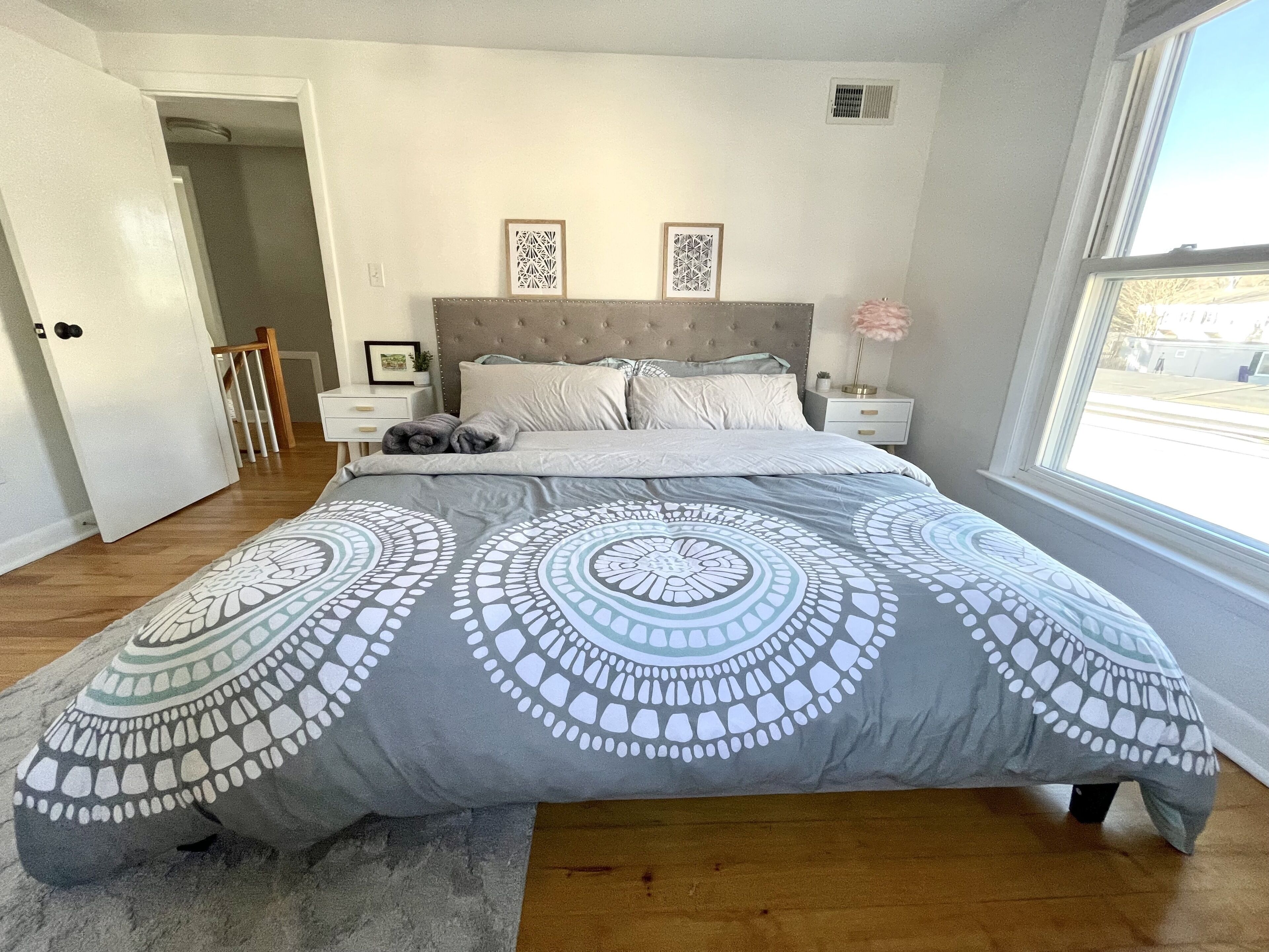 3 habitaciones, escritorio y tabla de planchar con plancha 