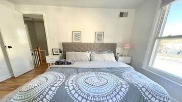 3 habitaciones, escritorio y tabla de planchar con plancha