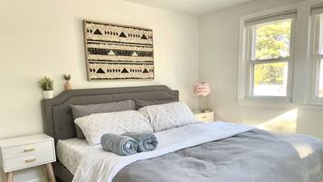 3 quartos, escrivaninha, ferros/tábuas de passar roupa, berço de viagem