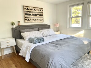 3 sovrum, skrivbord, strykjärn/strykbräda och resesäng