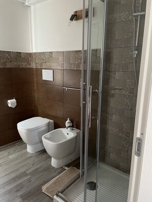 Doccia, asciugacapelli, bidet, asciugamani