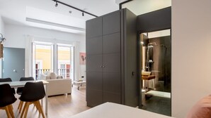 Een modern appartement met een eethoek, een woonkamer en een badkamer.