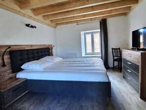2 chambres, fer et planche à repasser, Wi-Fi, draps fournis