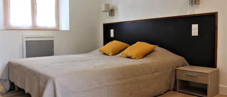 3 bedrooms, iron/ironing board, free WiFi
