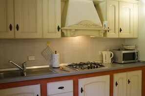 Kühlschrank, Mikrowelle, Wasserkocher mit Kaffee-/Teezubehör