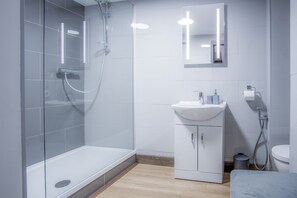 Apartamento (1 Bedroom) | Banheiro | Chuveiro, secador de cabelo, toalhas de banho 