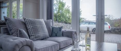 公寓 (1 Bedroom) | 起居区 | 32-英寸纯平电视 (配备有线频道)、电视