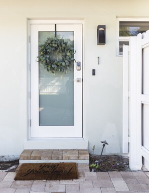 Exterior detail - Downtown Pool Home| Mins to Beach | Cabana service (Delray Beach)