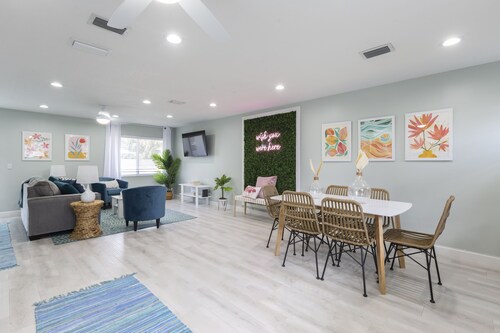 Downtown Pool Home| Mins to Beach | Cabana service